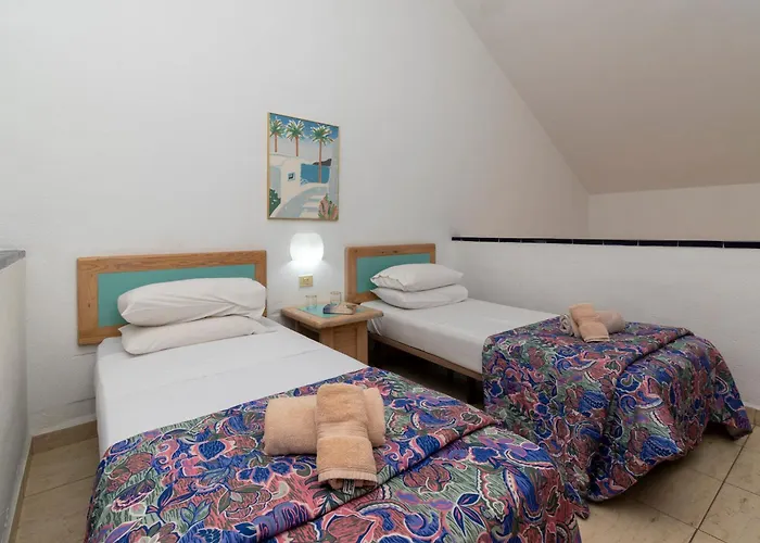 Appartement Lovely 1 Bedroom Communal Heated Pool