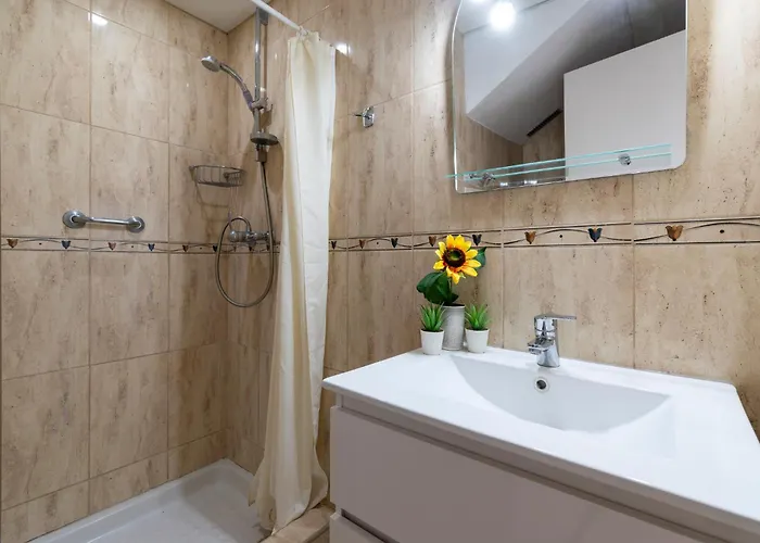 Lovely 1 Bedroom Communal Heated Pool