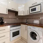 Lovely 1 Bedroom Communal Heated Pool アパート *