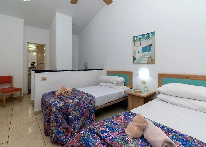 Lovely 1 Bedroom Communal Heated Pool Apartment *
