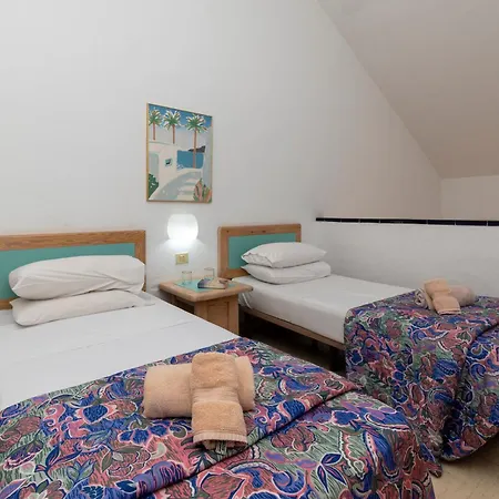 Apartment Lovely 1 Bedroom Communal Heated Pool