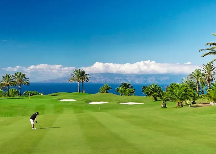 Lovely 1 Bedroom Communal Heated Pool Apartment *