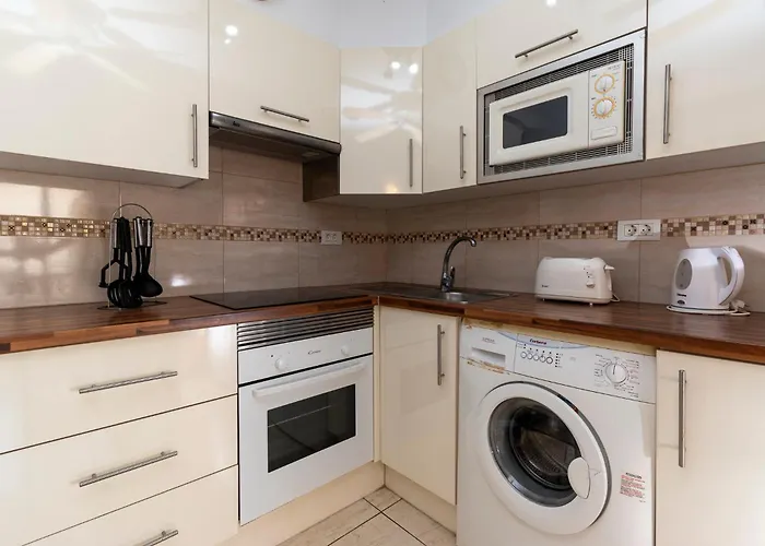 Lovely 1 Bedroom Communal Heated Pool Apartment *